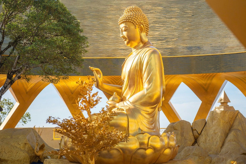 Tôn tượng Đức Phật Câu Na Hàm Mâu Ni trên đỉnh núi Bà Đen. (Nguồn: Sun World Ba Den Mountain)