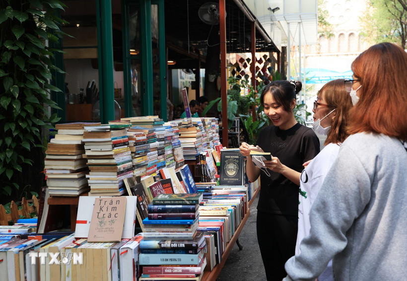 Khách tham quan các quầy bán sách trong hội sách tại Đường sách Thành phố Hồ Chí Minh. (Ảnh: Hồng Đạt/TTXVN)