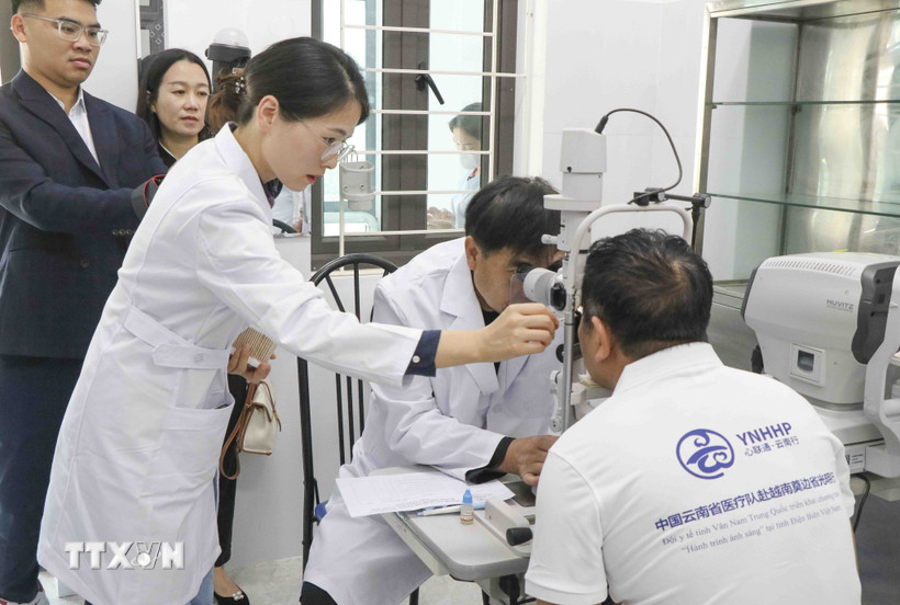 Các bác sỹ Đoàn Y tế tỉnh Vân Nam, Trung Quốc thăm khám cho Bet88com casino, thể thao, bắn cá, nổ hũ trước khi phẫu thuật. (Ảnh: Xuân Tư/TTXVN)