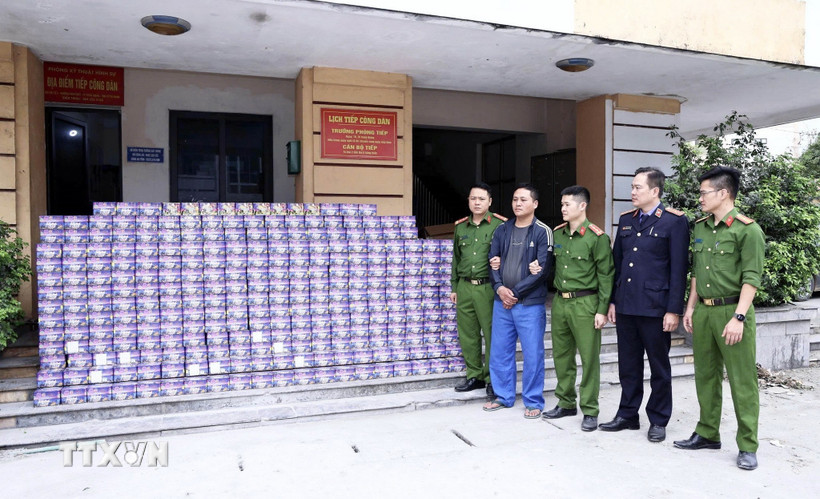 Đối tượng Trần Văn Trí và số tang vật bị cơ quan Công an thu giữ. (Ảnh: TTXVN phát)