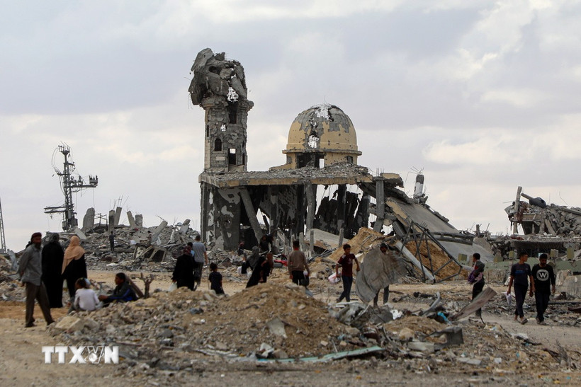 Người dân Palestine tại Khan Younis, Dải Gaza, ngày 12/10/2025. (Nguồn: THX/TTXVN)