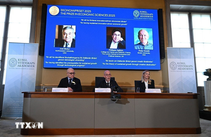 Chân dung ba nhà khoa học (trên màn hình, từ trái sang): Joel Mokyr (Mỹ), Philippe Aghion (Vương quốc Anh) và Peter Howitt (Mỹ) đoạt giải Nobel Kinh tế năm 2025. (Nguồn: The Time of Israel/TTXVN)