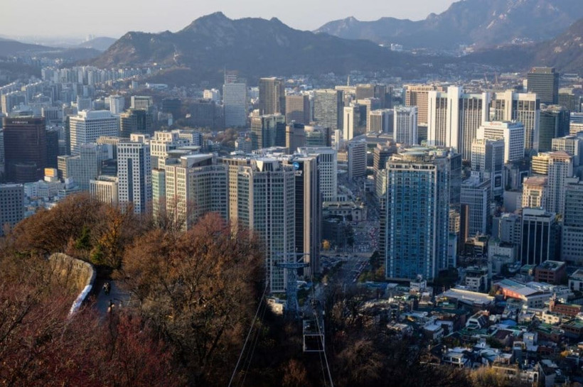 Giới phân tích nhận định việc công chúng quen theo dõi giá danh nghĩa, cùng sự tập trung vào đà tăng tại Seoul, khiến xu hướng giảm của giá nhà thực chưa được cảm nhận rõ ràng trên diện rộng. (Nguồn: AFP)