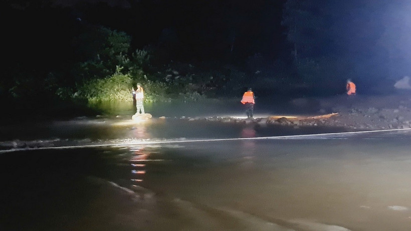 Lực lượng cứu hộ cứu nạn tìm kiếm 2 học sinh bị đuối nước tại huyện Hải Hà (Quảng Ninh). (Ảnh: TTXVN phát)