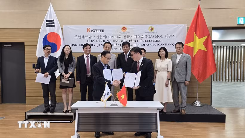 Ông Đào Tuấn Hùng, Chủ tịch AVCK và Ông Choi Jong Yeop, Chủ tịch Hiệp hội báo chí quốc gia Hàn Quốc, trao bản hợp tác tại lễ ký. (Ảnh: Đức Thắng/TTXVN)