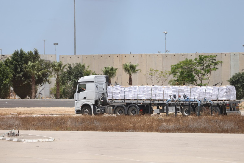 Xe tải chở hàng viện trợ tại khu vực cửa khẩu Kerem Shalom bên phía Israel ngày 20/5/2025. (Ảnh: THX/TTXVN)