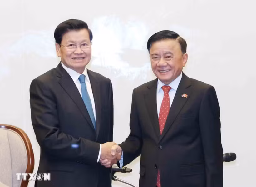 Thường trực Ban Bí thư Trần Cẩm Tú với Tổng Bí thư, Chủ tịch nước Lào Thongloun Sisoulith trong cuộc gặp chiều 27/1, tại Hà Nội (Ảnh: Phương Hoa/TTXVN)