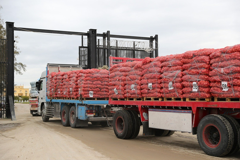 Xe tải chở hàng viện trợ nhân đạo qua cửa khẩu Rafah bên phía Ai Cập vào Dải Gaza. (Ảnh: THX/TTXVN)