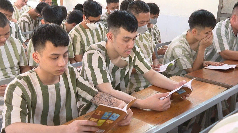 Phạm nhân tìm hiểu về quy trình đặc xá. (Ảnh: TTXVN phát)