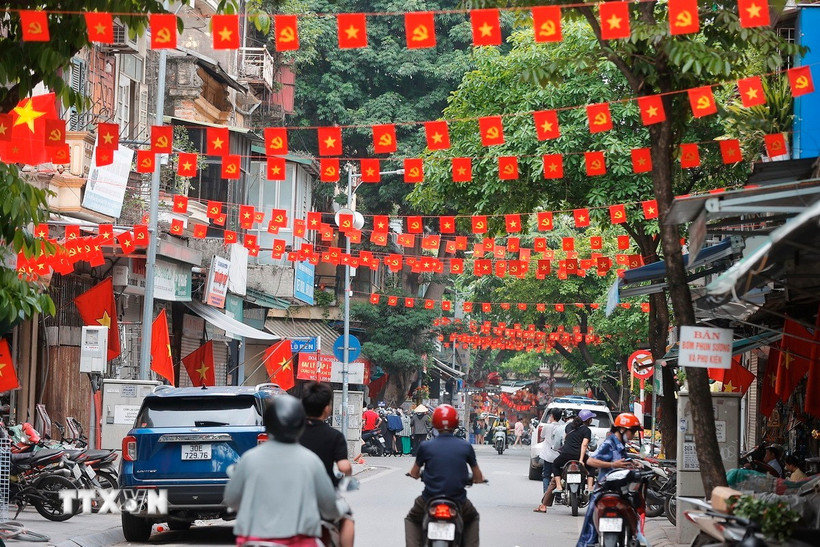 Cờ hoa trang trí rực rỡ trên một tuyến phố của Hà Nội. (Ảnh: Minh Quyết/TTXVN)