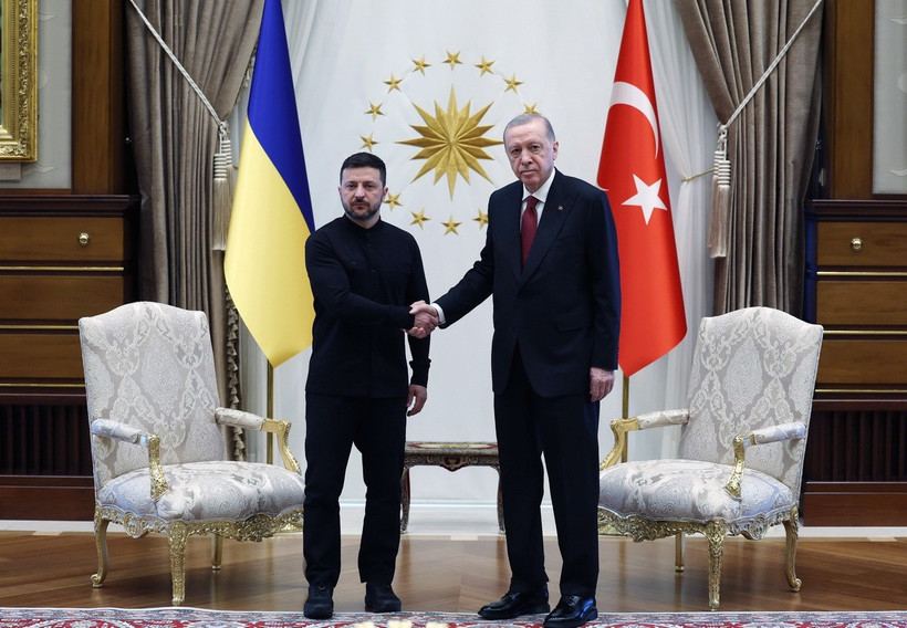 Tổng thống Thổ Nhĩ Kỳ Recep Tayyip Erdogan (phải) trong cuộc gặp người đồng cấp Ukraine Volodymyr Zelensky tại Ankara, ngày 15/5/2025. (Ảnh: THX/TTXVN)