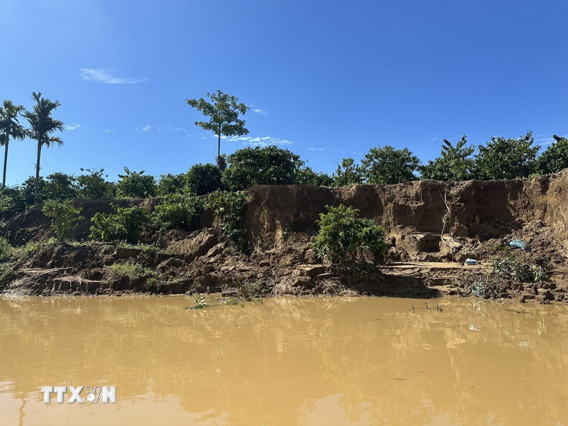 Sạt lở đất ven sông Krông Nô, đoạn qua xã Quảng Phú, tỉnh Lâm Đồng do ảnh hưởng của mưa lũ. (Ảnh: Hưng Thịnh/TTXVN)