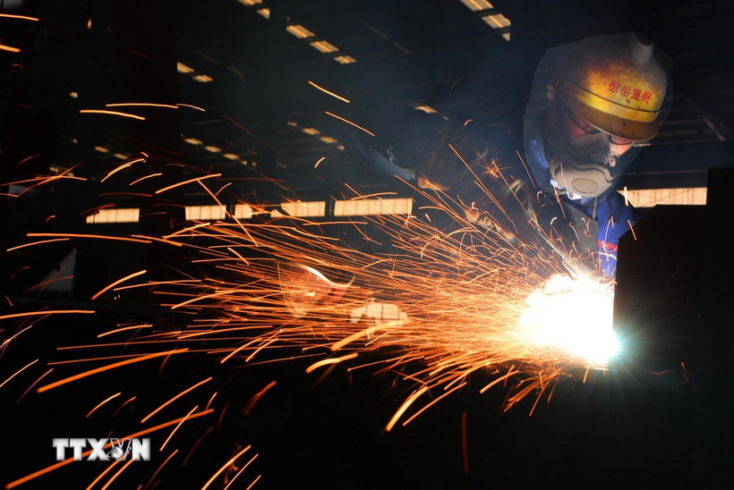 Công nhân làm việc tại nhà máy sản xuất thép tại tỉnh Hồ Nam, Trung Quốc. (Nguồn: THX/TTXVN)