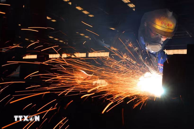 Công nhân làm việc tại nhà máy sản xuất thép tại Trung Quốc. (Nguồn: THX/TTXVN)
