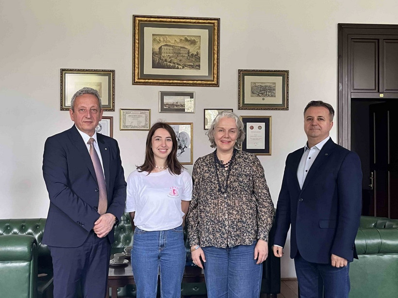 Bà Florence, Chủ tịch EPVN cùng các đối tác trong hoạt động hỗ trợ cho Việt Nam. (Ảnh: TTXVN phát)