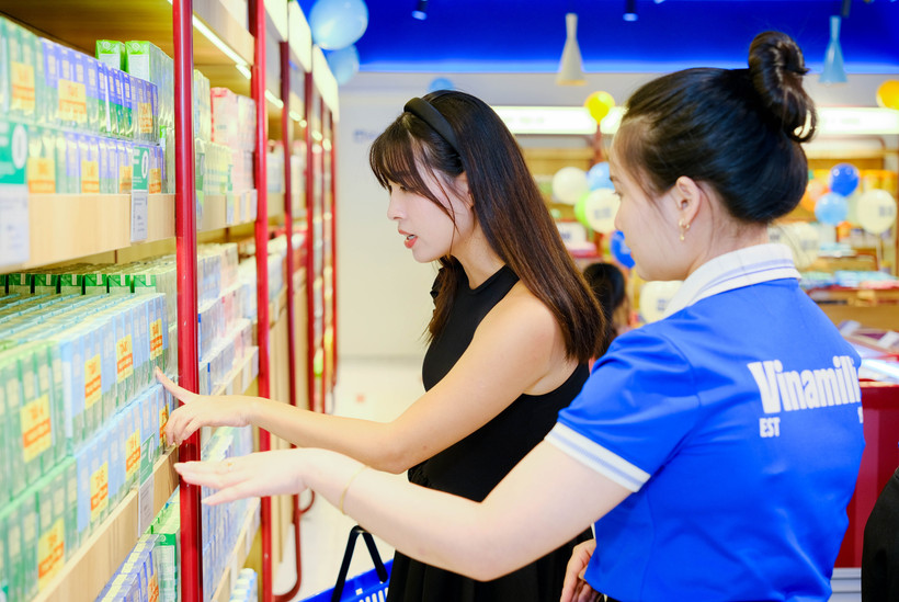 Vinamilk tăng trưởng doanh thu quý 3 tại thị trường trong nước nhờ tăng độ phủ cửa hàng; sản phẩm mới và đa dạng cách tiếp cận người tiêu dùng. (Ảnh: Vi Nam/Vietnam+)