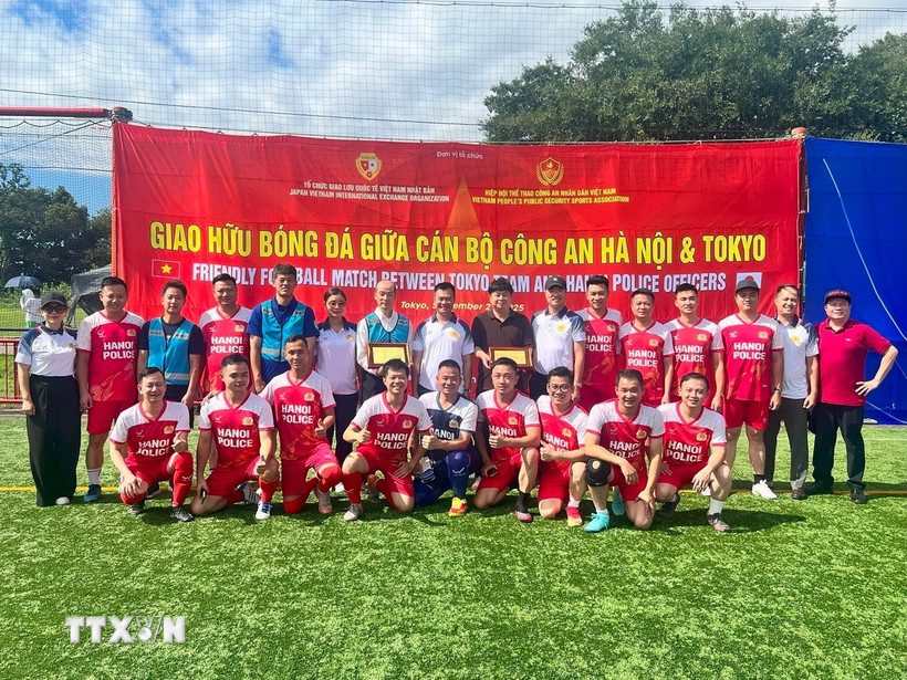 Hai đội chụp ảnh lưu niệm tại trận đấu bóng đá giao hữu giữa cán bộ Công an Thành phố Hà Nội và Sở cảnh sát Tokyo, Nhật Bản. (Ảnh: Nguyễn Tuyến/TTXVN)