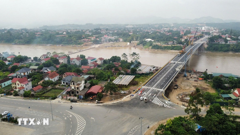 Đường dẫn lên cầu Phong Châu phía xã Lâm Thao, tỉnh Phú Thọ. (Ảnh: Đào An/TTXVN)