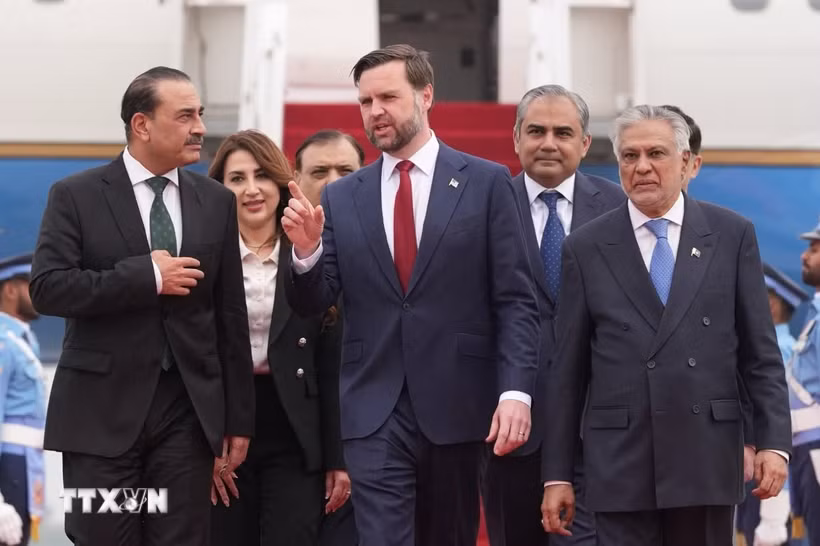 Phó Tổng thống JD Vance (giữa, phía trước) dẫn đầu phái đoàn Mỹ tới Pakistan để tham gia cuộc đàm phán với phía Iran ngày 11/4/2026. (Ảnh: THX/TTXVN)
