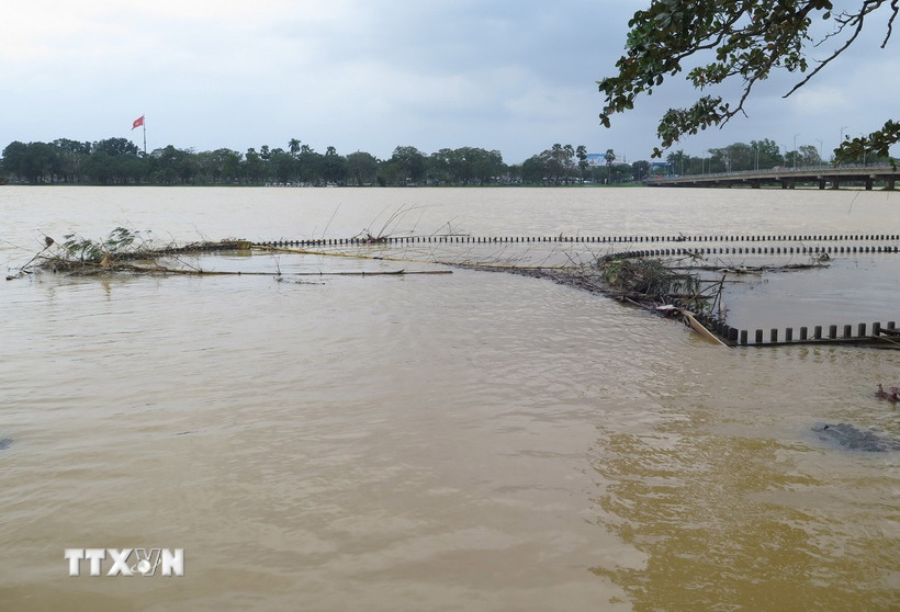 Cầu đi bộ ven bờ Nam sông Hương, thành phố Huế còn ngập lụt sáng 18/11. (Ảnh: Nguyên Lý/TTXVN)
