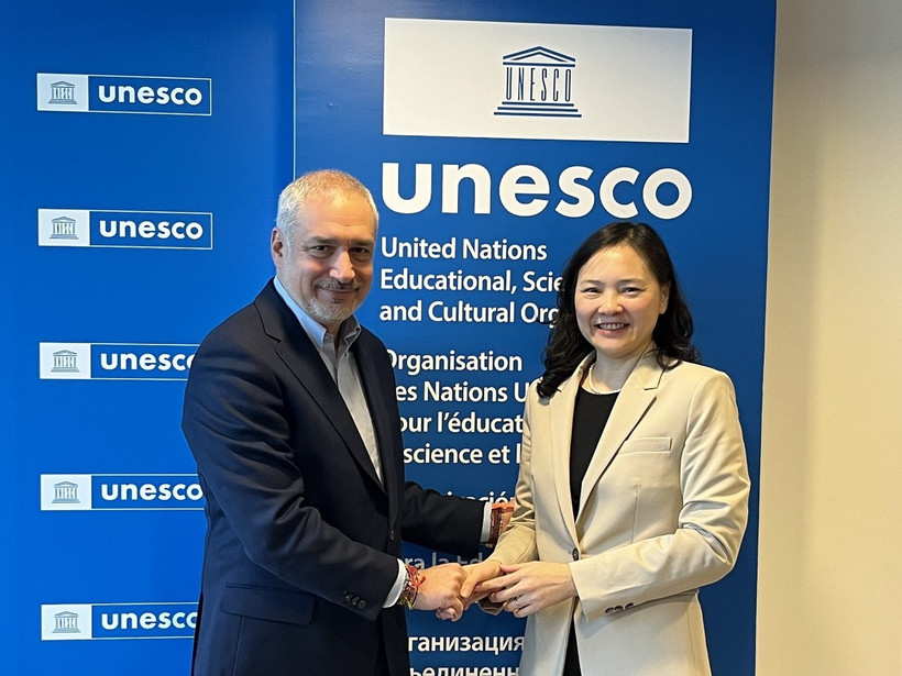 Ông Ernesto Renato Ottone Ramirez, Trợ lý Tổng Giám đốc UNESCO phụ trách Văn hóa tiếp Đại sứ Nguyễn Thị Vân Anh, Trưởng Phái đoàn thường trực Việt Nam bên cạnh UNESCO. (Ảnh: TTXVN phát)