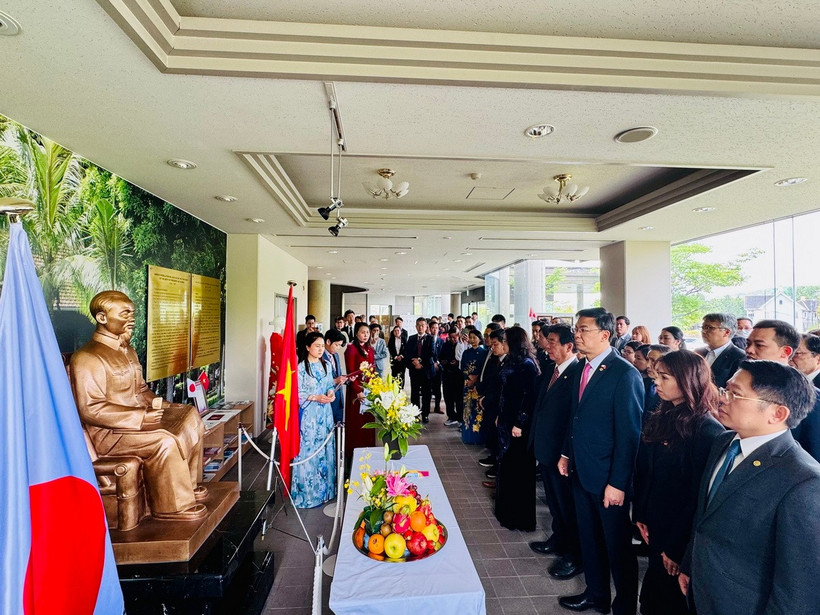 Các đại biểu dâng hương tưởng nhớ Chủ tịch Hồ Chí Minh. (Ảnh: Phạm Tuân/TTXVN)