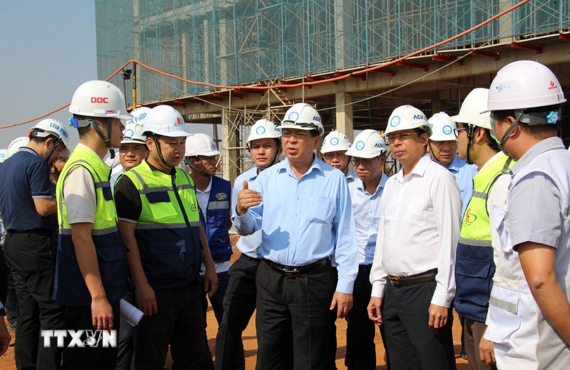 Bộ trưởng Bộ Xây dựng Trần Hồng Minh kiểm tra thực địa tại sân bay Long Thành. (Ảnh: Công Phong/TTXVN)
