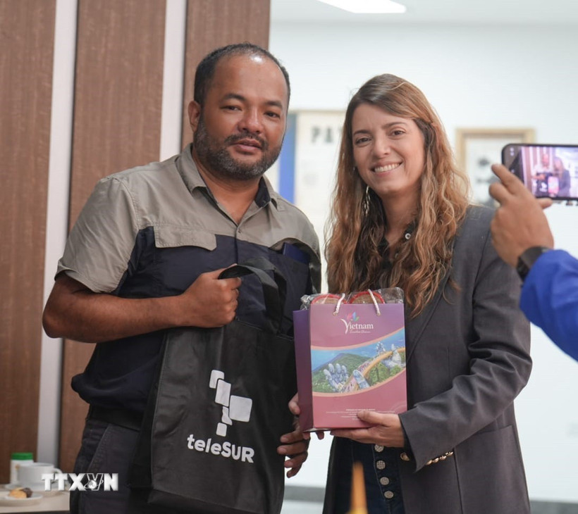 Chủ tịch Tập đoàn truyền thông đa quốc gia Mỹ Latinh (teleSUR) Patricia Villegas (phải) và phóng viên TTXVN tại Mỹ Latinh. (Nguồn: TTXVN phát)