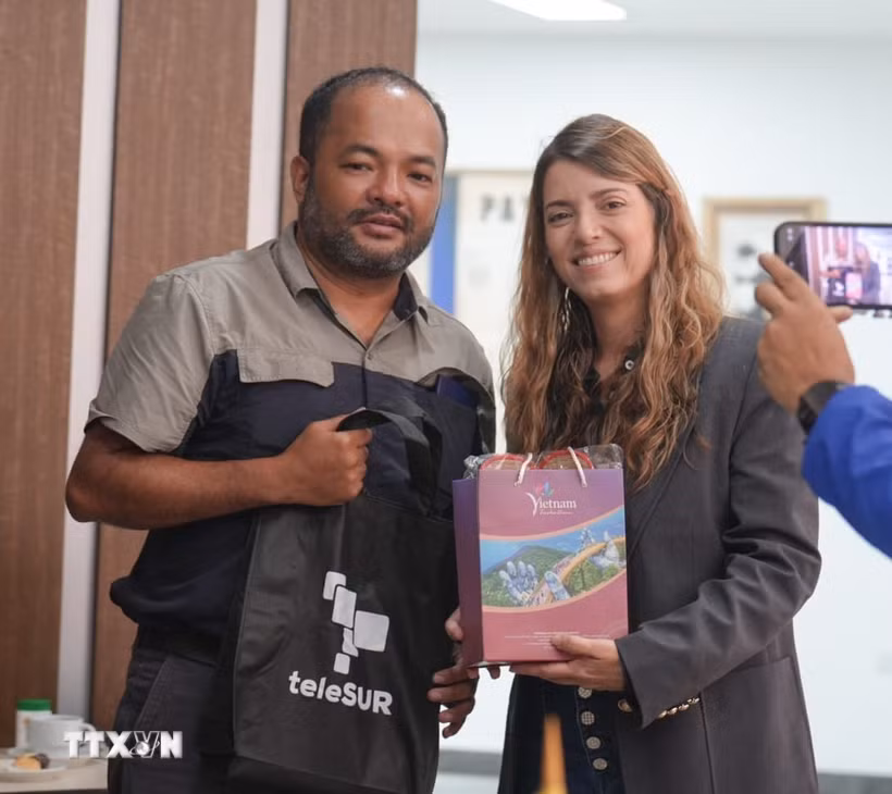 Chủ tịch Tập đoàn truyền thông đa quốc gia Mỹ Latinh (teleSUR) Patricia Villegas (phải) và phóng viên TTXVN tại Mỹ Latinh. (Nguồn: TTXVN phát)