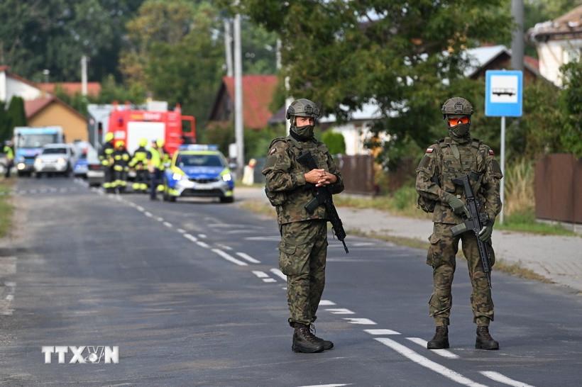Lực lượng khẩn cấp tại hiện trường vụ UAV bị bắn hạ ở Wyryki. (Nguồn: PAP/TTXVN)