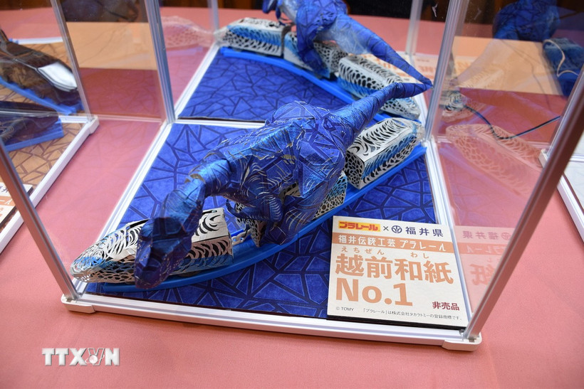Giấy washi Echizen của tỉnh Fukui được dùng để gấp hình khủng long. (Ảnh: Nguyễn Tuyến/Vietnam+)