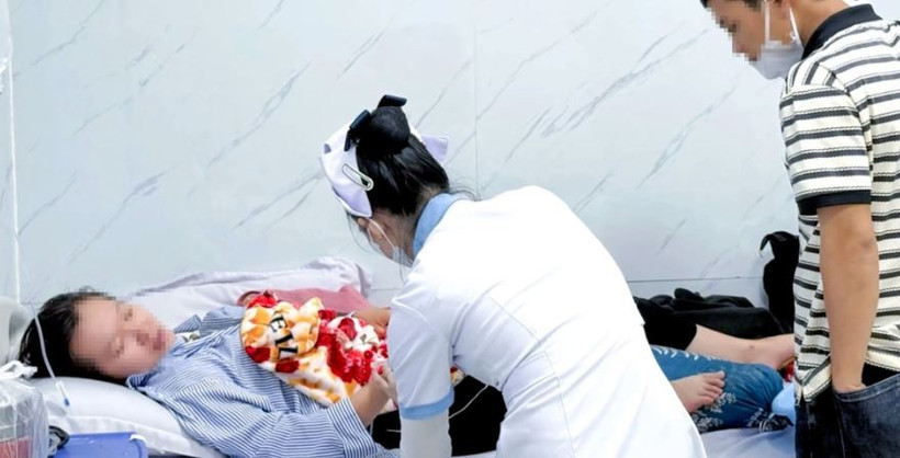 Bệnh nhân có triệu chứng ngộ độc thực phẩm đang điều trị ở Bệnh viện Đa khoa Phúc Hưng. (Nguồn: Báo và Phát thanh, Truyền hình Quãng Ngãi)