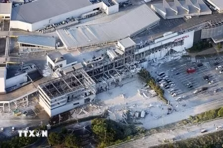 Thiệt hại sau động đất tại trung tâm mua sắm Aeon Mall ở tỉnh Kumamoto, Nhật Bản ngày 28/7/2026. (Ảnh: Kyodo/TTXVN phát)