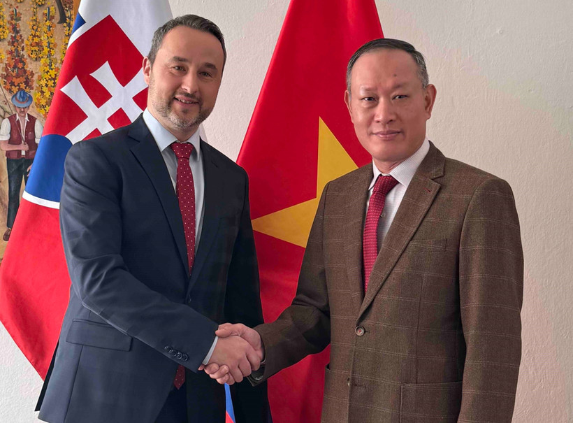 Đại sứ Phạm Trường Giang và Thứ trưởng Bộ Nông nghiệp và Phát triển Nông thôn Slovakia Vladimir Vnuk. (Ảnh: TTXVN phát)