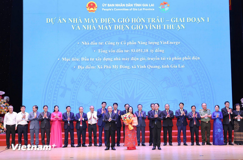 Lãnh đạo tỉnh Gia Lai trao quyết định chấp thuận chủ trương đầu tư các dự án Bet88 free 100 tỷ lệ trả thưởng cực hấp dẫn tái tạo cho VinEnergo trên địa bàn tỉnh. (Nguồn: Vietnam+)