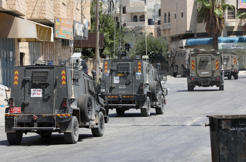 Xe quân sự Israel được triển khai tại thành phố Tubas ở Bờ Tây. (Ảnh: THX/TTXVN)