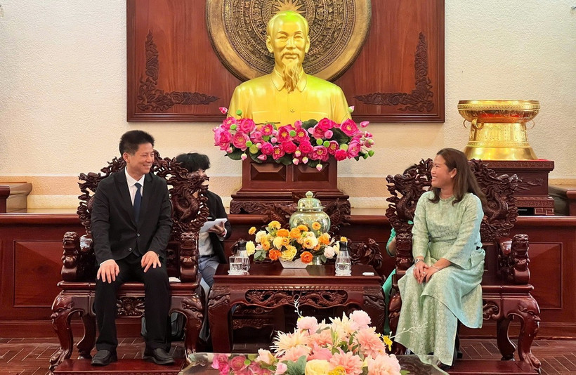 Phó Chủ tịch Ủy ban Nhân dân thành phố Cần Thơ Nguyễn Thị Ngọc Điệp tiếp ông Bành Thông Ân, Phó Thị trưởng thành phố Sán Đầu (Quảng Đông, Trung Quốc). (Ảnh: Ánh Tuyết/TTXVN)