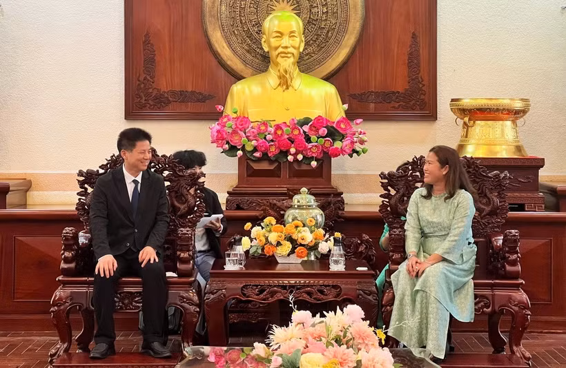 Phó Chủ tịch Ủy ban Nhân dân thành phố Cần Thơ Nguyễn Thị Ngọc Điệp tiếp ông Bành Thông Ân, Phó Thị trưởng thành phố Sán Đầu (Quảng Đông, Trung Quốc). (Ảnh: Ánh Tuyết/TTXVN)