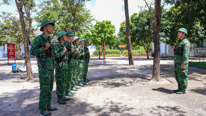 Chỉ huy Đồn Biên phòng Cửa khẩu quốc tế Tân Nam quán triệt nhiệm vụ, duy trì nghiêm chế độ trực sẵn sàng chiến đấu dịp Tết Bính Ngọ 2026, bảo đảm giữ vững an ninh, trật tự khu vực cửa khẩu. (Ảnh: Minh Phú/TTVXN)