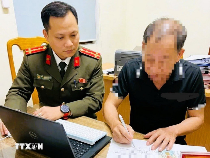 Các đối tượng tự giác gỡ bỏ bài viết, cam kết chấp hành quyết định xử phạt vi phạm hành chính. (Ảnh: TTXVN phát)