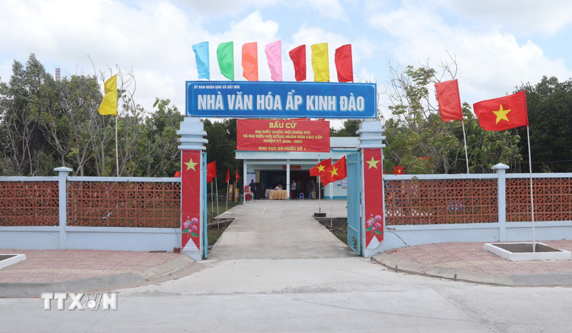 Điểm bầu cử tại ấp Kinh Đào (xã Đất Mũi) hoàn thành công tác trang trí sẵn sàng cho ngày bầu cử. (Ảnh: Tuấn Phi/TTXVN)