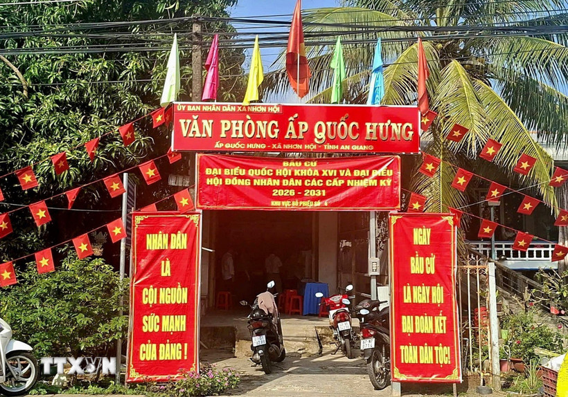 Các điểm bầu cử trên địa bàn xã Nhơn Hội (tỉnh An Giang) được hoàng rực rỡ, tạo không khí háo hức, sẵn sàng cho Ngày bầu cử. (Ảnh: Công Mạo/TTXVN)