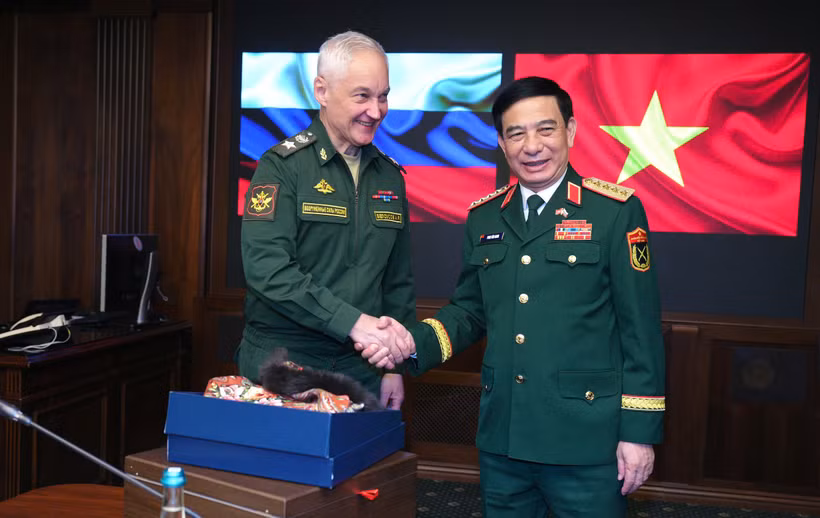 Đại tướng Phan Văn Giang và Bộ trưởng Bộ Quốc phòng Liên bang Nga Andrey Belousov. (Ảnh: Thu Trang/Vietnam+)
