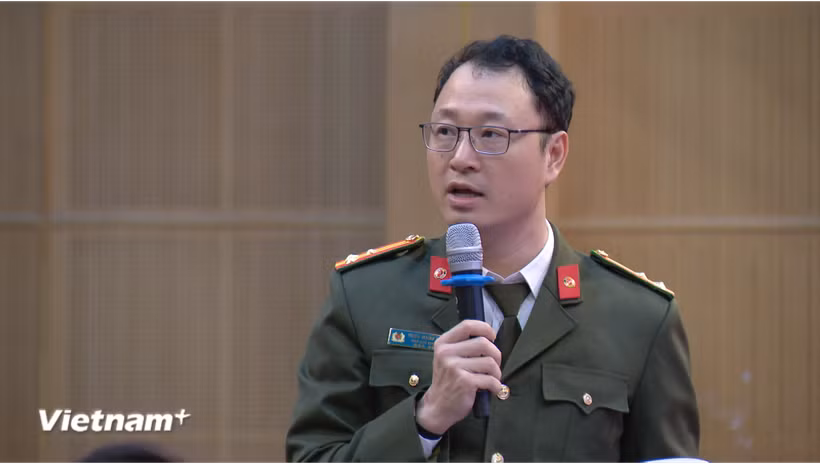 Thượng tá Triệu Mạnh Tùng, Phó Cục trưởng Cục An ninh mạng và phòng, chống tội phạm sử dụng công nghệ cao (A05, Bộ Công an) trả lời câu hỏi của phóng viên tại tọa đàm. (Ảnh: PV/Vietnam+)