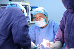 Các bác sỹ thực hiện ca phẫu thuật cho bệnh nhân. (Ảnh: PV/Vietnam+)