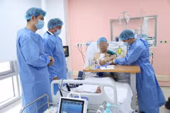 Các bác sỹ thăm khám và theo dõi sức khỏe cho người bệnh. (Ảnh: PV/Vietnam+)