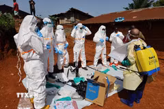 Nhân viên y tế mặc trang phục bảo hộ trước khi điều trị cho bệnh nhân mắc Ebola tại tỉnh Ituri, CHDC Congo ngày 24/5/2026. (Ảnh: THX/TTXVN)