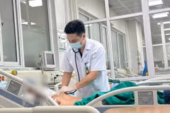 Bác sỹ theo dõi tình hình sức khỏe cho bệnh nhân. (Ảnh: PV/Vietnam+)