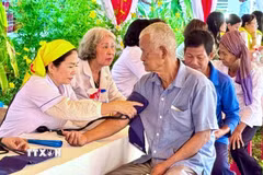 Đồng bào dân tộc Khmer xã Ô Lâm, An Giang, được các y bác sỹ khám bệnh, kiểm tra sức khỏe miễn phí. (Ảnh: Thanh Sang/TTXVN)