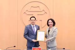 Phó Chủ tịch UBND thành phố Hà Nội Vũ Thu Hà trao quyết định cho tân Phó Giám đốc Sở Y tế Nguyễn Đức Long. (Ảnh: PV/Vietnam+)